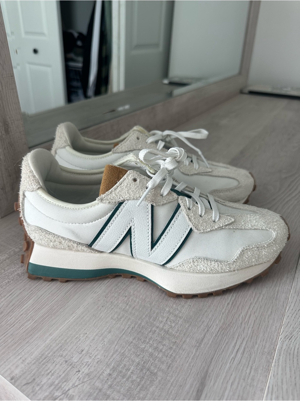 New Balance 327 Women’s Sneakers